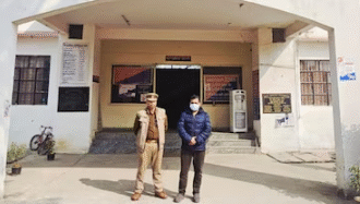 नोएडा सेक्टर-150 में निर्माणाधीन साइट में गहरे गड्ढे में गिरी कार, पुलिस जांच करती हुई