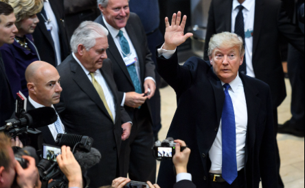 दावोस सम्मेलन में ट्रंप का भाषण देते हुए फोटो, जिसमें यूरोपीय नेताओं और वैश्विक प्रतिनिधियों की मौजूदगी दिख रही है।