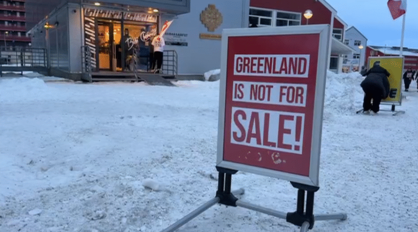 डोनाल्ड ट्रम्प ग्रीनलैंड पर अमेरिकी अधिग्रहण की मांग करते हुए, पीछे मानचित्र में ग्रीनलैंड दिख रहा है