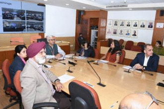 मोबाइल स्ट्रोक यूनिट असम में स्ट्रोक रोगियों के घर पर उपचार करती हुई