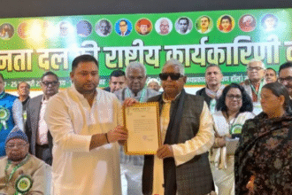 राजद की राष्ट्रीय कार्यकारिणी बैठक में तेजस्वी यादव को नियुक्ति पत्र सौंपते लालू प्रसाद यादव