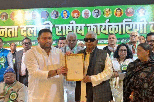 राजद की राष्ट्रीय कार्यकारिणी बैठक में तेजस्वी यादव को नियुक्ति पत्र सौंपते लालू प्रसाद यादव