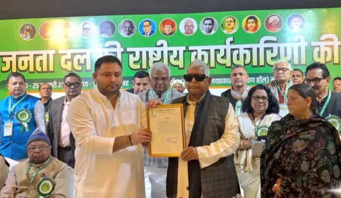 राजद की राष्ट्रीय कार्यकारिणी बैठक में तेजस्वी यादव को नियुक्ति पत्र सौंपते लालू प्रसाद यादव