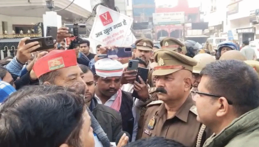 मणिकर्णिका घाट मुद्दे पर सपा प्रदर्शन और सांसदों की हिरासत