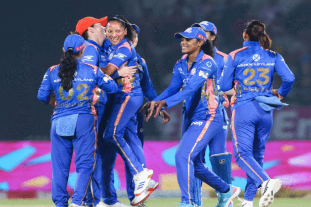 नेट साइवर-ब्रंट के शतक से मुंबई इंडियंस ने आरसीबी को 15 रन से हराया