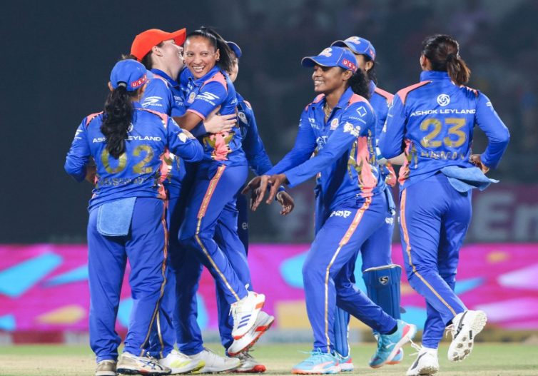 नेट साइवर-ब्रंट के शतक से मुंबई इंडियंस ने आरसीबी को 15 रन से हराया