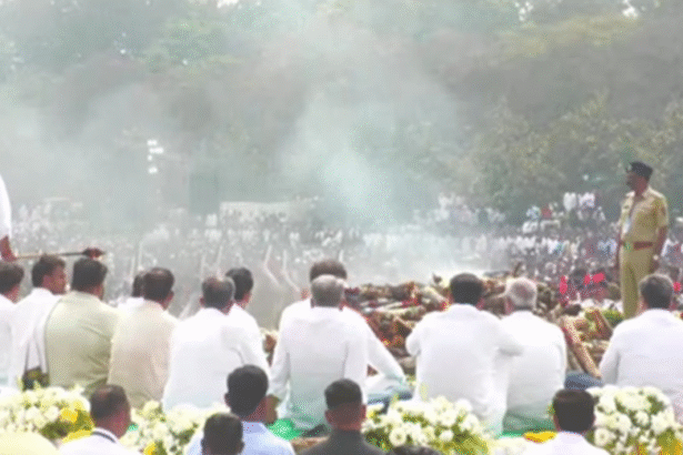 बारामती में अजित पवार का राजकीय सम्मान के साथ अंतिम संस्कार, परिवार और नेताओं की मौजूदगी