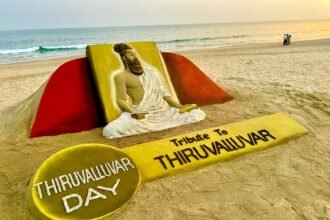 प्रधानमंत्री नरेंद्र मोदी तिरुवल्लुवर दिवस पर तिरुवल्लुवर को श्रद्धांजलि अर्पित करते हुए