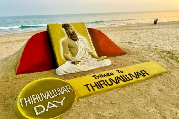 प्रधानमंत्री नरेंद्र मोदी तिरुवल्लुवर दिवस पर तिरुवल्लुवर को श्रद्धांजलि अर्पित करते हुए