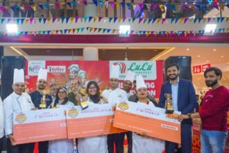 लुलु फूड फिएस्टा 2025 में गोल्डी प्रायोजित लुलु सुपर शेफ प्रतियोगिता में प्रतिभागी लाइव कुकिंग करते हुए
