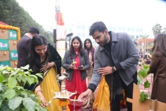 एसआर ग्रुप ऑफ इंस्टिट्यूशन लखनऊ में 5,000 से अधिक श्रद्धालु सामूहिक भजन-कीर्तन और ब्रीदलेस हनुमान चालीसा का पाठ करते हुए