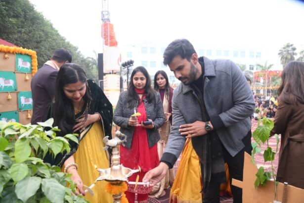 एसआर ग्रुप ऑफ इंस्टिट्यूशन लखनऊ में 5,000 से अधिक श्रद्धालु सामूहिक भजन-कीर्तन और ब्रीदलेस हनुमान चालीसा का पाठ करते हुए