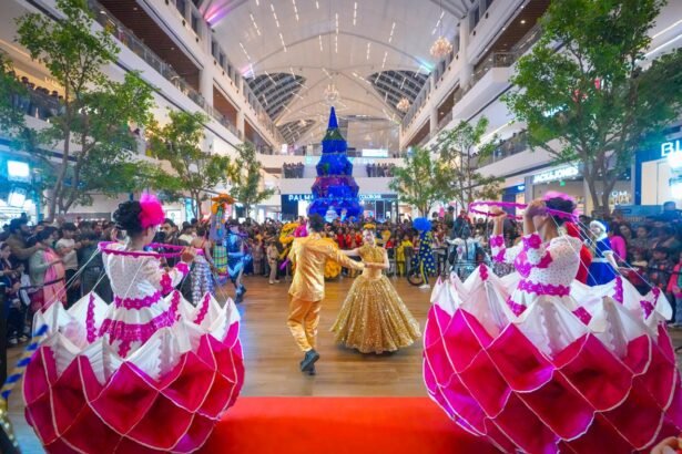 लुलु मॉल लखनऊ में क्रिसमस और न्यू ईयर के अवसर पर आयोजित ‘लुलु सीज़न ऑफ़ स्माइल्स’ कार्यक्रम के दौरान जश्न मनाते लोग