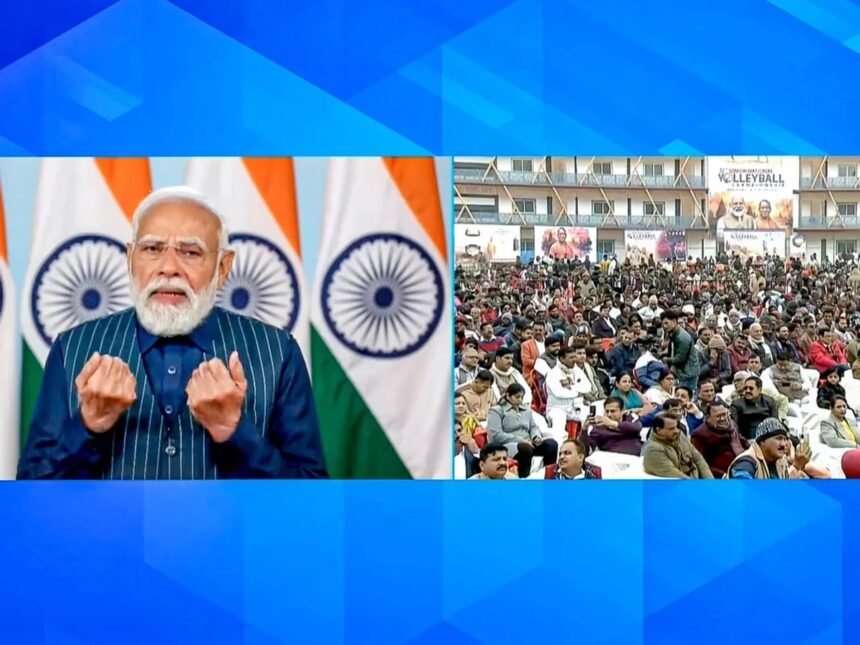 प्रधानमंत्री नरेंद्र मोदी वाराणसी में 72वीं सीनियर राष्ट्रीय वालीबॉल चैंपियनशिप का उद्घाटन करते हुए, भारत में खेल और ओलंपिक की तैयारी के बारे में बात कर रहे हैं।