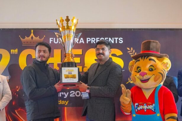 लुलु मॉल लखनऊ में फनटुरा द्वारा आयोजित शतरंज प्रतियोगिता में बच्चे और युवा खेलते हुए