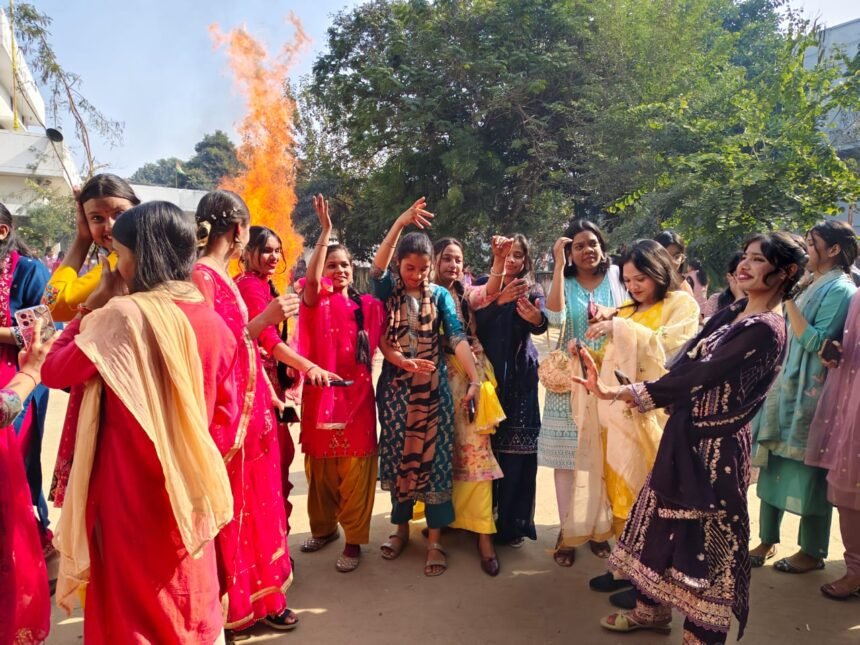 गुरु नानक गर्ल्स पी.जी. कॉलेज में लोहड़ी पर्व के अवसर पर छात्राएं और स्टाफ पवित्र अग्नि के चारों ओर उत्सव मनाते हुए