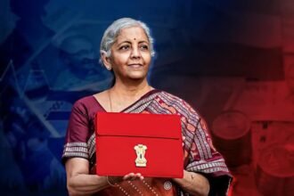 केंद्रीय वित्त मंत्री निर्मला सीतारमण संसद में आर्थिक समीक्षा 2025-26 पेश करती हुईं, जिसमें भारत के औद्योगिक और विनिर्माण क्षेत्र में 7 प्रतिशत जीवीए वृद्धि और मजबूत आर्थिक संकेतकों को दर्शाया गया है।