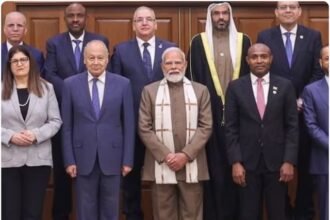 प्रधानमंत्री नरेंद्र मोदी अरब देशों के विदेश मंत्रियों और अरब लीग प्रतिनिधिमंडलों का स्वागत करते हुए भारत-अरब साझेदारी पर चर्चा कर रहे हैं।