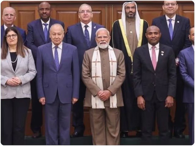 प्रधानमंत्री नरेंद्र मोदी अरब देशों के विदेश मंत्रियों और अरब लीग प्रतिनिधिमंडलों का स्वागत करते हुए भारत-अरब साझेदारी पर चर्चा कर रहे हैं।