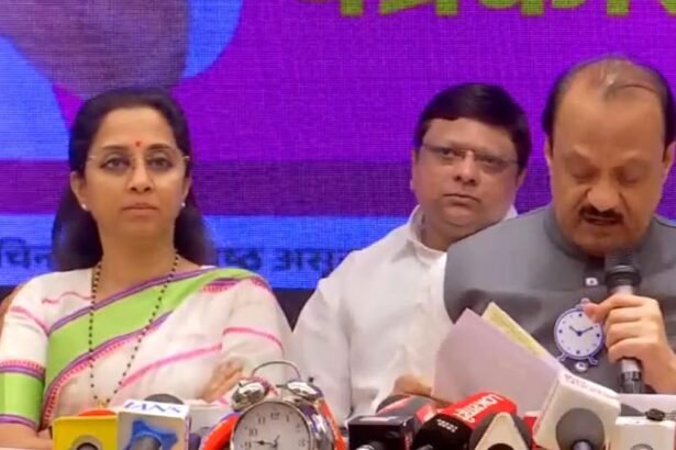 सुप्रिया सुळे और अजीत पवार मंच पर एकजुटता दिखाते हुए, पुणे नगर निगम चुनाव 2026