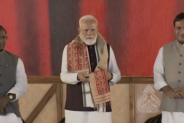 काजीरंगा में जनसभा को संबोधित करते प्रधानमंत्री नरेंद्र मोदी, असम के मुख्यमंत्री और अन्य नेता मंच पर उपस्थित