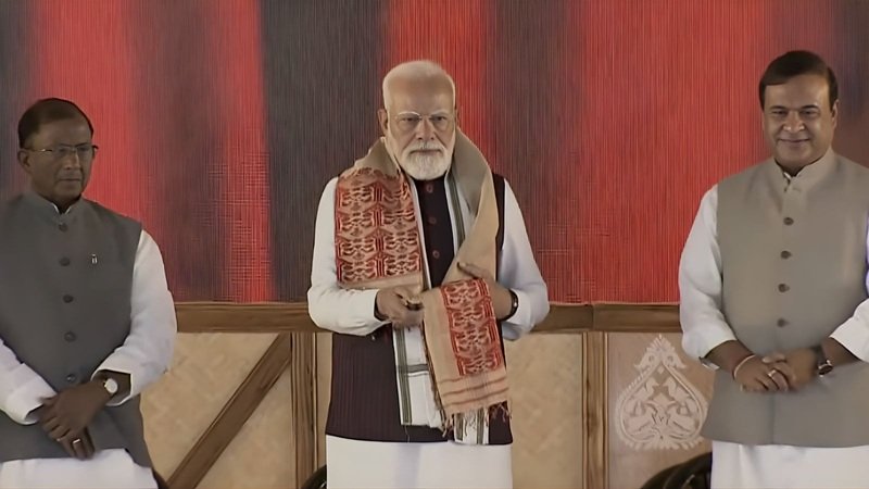 काजीरंगा में जनसभा को संबोधित करते प्रधानमंत्री नरेंद्र मोदी, असम के मुख्यमंत्री और अन्य नेता मंच पर उपस्थित
