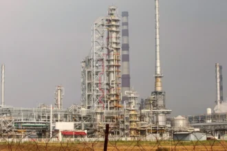 US की Venezuela तेल कार्रवाई के बाद RIL, ONGC, Oil India और Indian Oil के शेयरों में तेजी; निवेशकों की नजर Venezuela परियोजनाओं पर