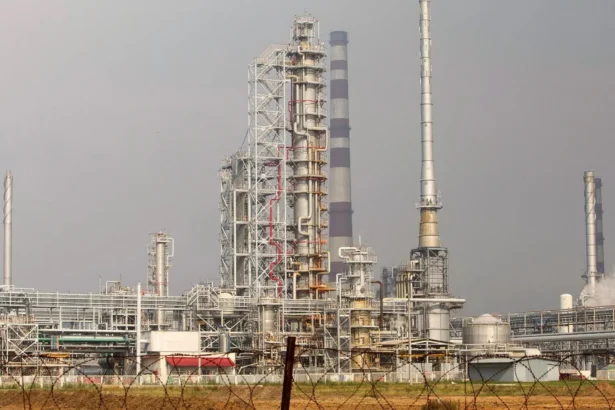 US की Venezuela तेल कार्रवाई के बाद RIL, ONGC, Oil India और Indian Oil के शेयरों में तेजी; निवेशकों की नजर Venezuela परियोजनाओं पर