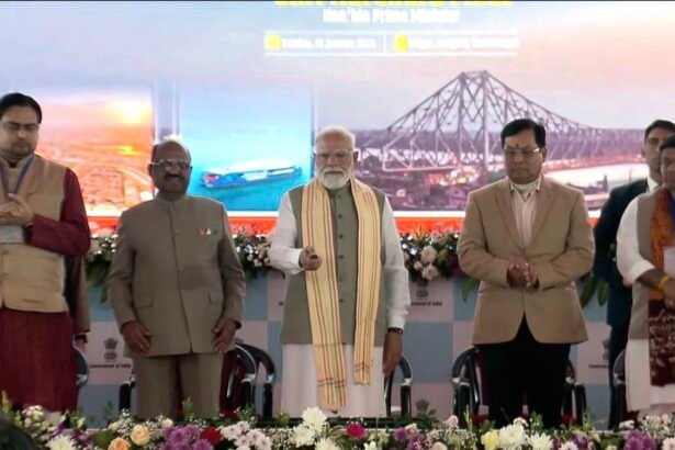 प्रधानमंत्री पश्चिम बंगाल के हुगली में विकास परियोजनाओं का शिलान्यास और लोकार्पण करते हुए