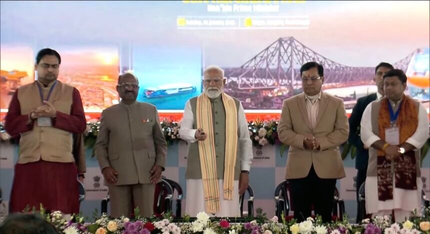 प्रधानमंत्री पश्चिम बंगाल के हुगली में विकास परियोजनाओं का शिलान्यास और लोकार्पण करते हुए
