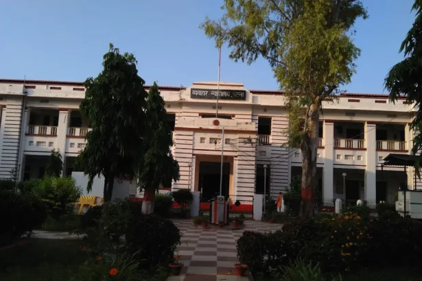 बिहार पुलिस और डॉग स्क्वॉड पटना, किशनगंज और गया सिविल कोर्ट में बम धमकी की जांच करते हुए