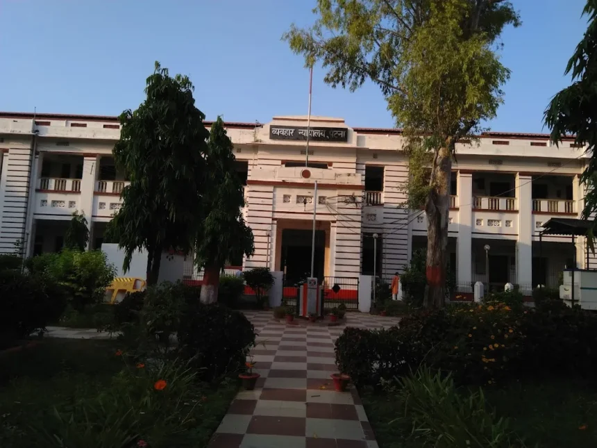 बिहार पुलिस और डॉग स्क्वॉड पटना, किशनगंज और गया सिविल कोर्ट में बम धमकी की जांच करते हुए