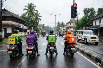 Blinkit और Zepto के डिलीवरी राइडर्स काम करते हुए, सरकार की सुरक्षा चेतावनी के बाद 10 मिनट डिलीवरी खत्म