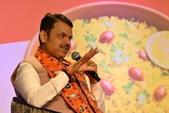 देवेंद्र फडणवीस मीडिया से बात करते हुए, महाराष्ट्र नगर निकाय चुनाव में भाजपा के गठबंधन पर चर्चा करते हुए।