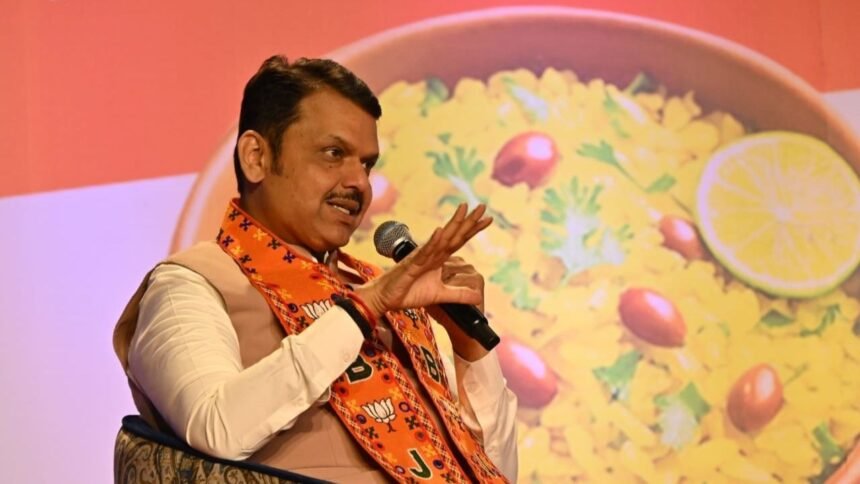 देवेंद्र फडणवीस मीडिया से बात करते हुए, महाराष्ट्र नगर निकाय चुनाव में भाजपा के गठबंधन पर चर्चा करते हुए।