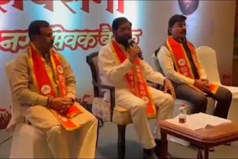 मुंबई के ताज लैंड्स एंड होटल में शिवसेना के नवनिर्वाचित पार्षदों को संबोधित करते महाराष्ट्र उपमुख्यमंत्री एकनाथ शिंदे।