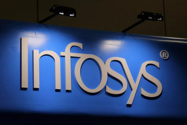Infosys और AWS के अधिकारी साथ में जेनेरेटिव AI प्लेटफॉर्म Topaz और Amazon Q Developer पर चर्चा करते हुए
