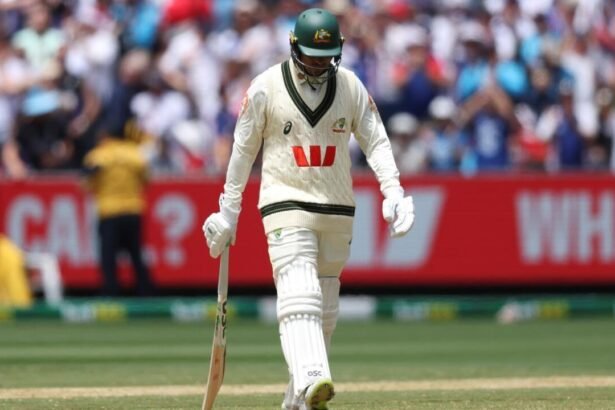 उस्मान ख्वाजा मैदान पर बल्लेबाजी करते हुए, अंतरराष्ट्रीय क्रिकेट से संन्यास लेने की घोषणा के समय