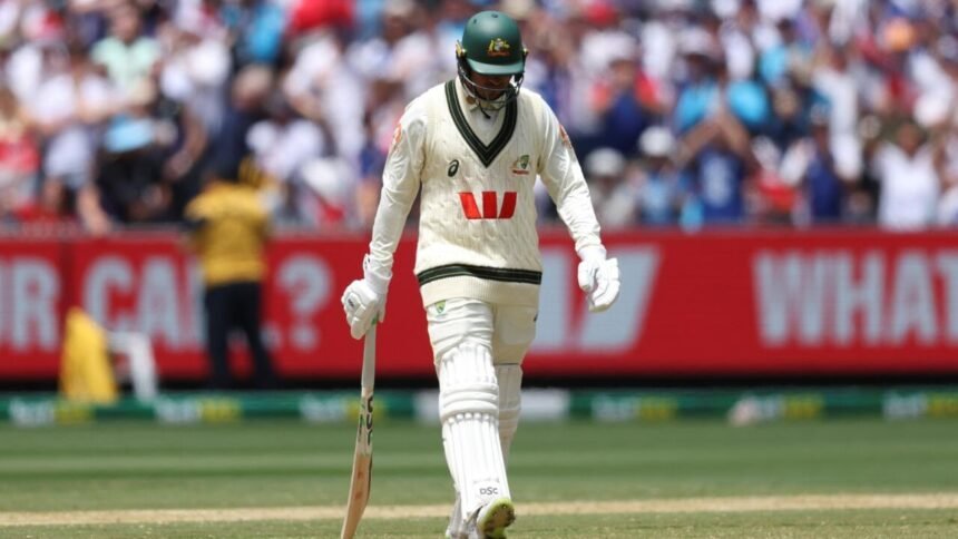 उस्मान ख्वाजा मैदान पर बल्लेबाजी करते हुए, अंतरराष्ट्रीय क्रिकेट से संन्यास लेने की घोषणा के समय