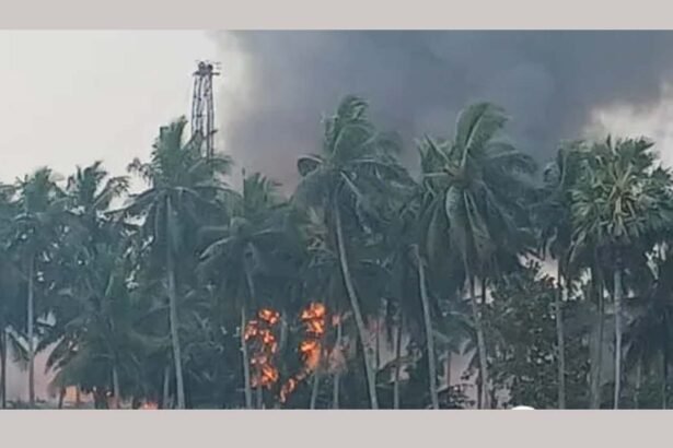 "आंध्र प्रदेश के कोनासेमा जिले में ONGC ड्रिलिंग साइट पर गैस लीक और धुएँ के साथ आग"