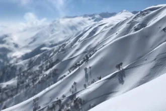 उत्तर भारत में कड़ाके की सर्दी के बीच कश्मीर में बर्फबारी और दिल्ली में ठंडा मौसम