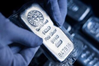 भारत में चांदी की कीमत 3 लाख रुपये के पार, निवेशक मूल्य और बाजार रुझान पर ध्यान दें