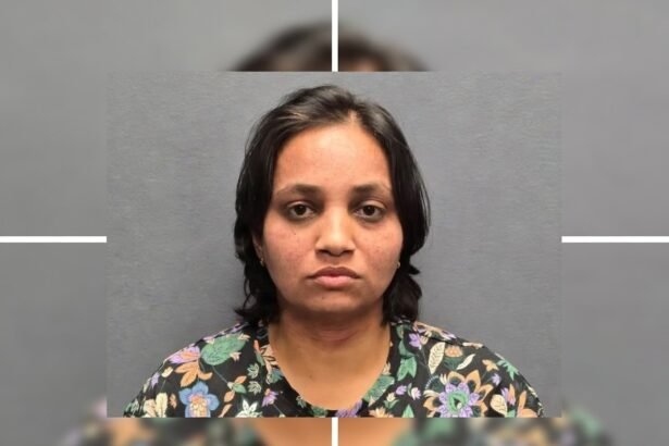 न्यू जर्सी पुलिस अधिकारी एक घर के बाहर खड़े हैं, जहाँ भारतीय मूल की महिला ने अपने दो बच्चों की हत्या की