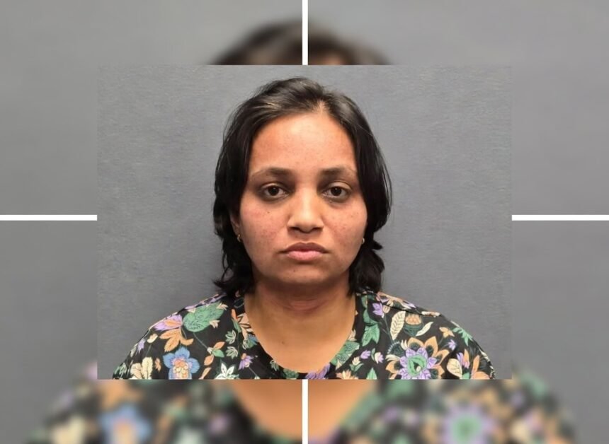 न्यू जर्सी पुलिस अधिकारी एक घर के बाहर खड़े हैं, जहाँ भारतीय मूल की महिला ने अपने दो बच्चों की हत्या की