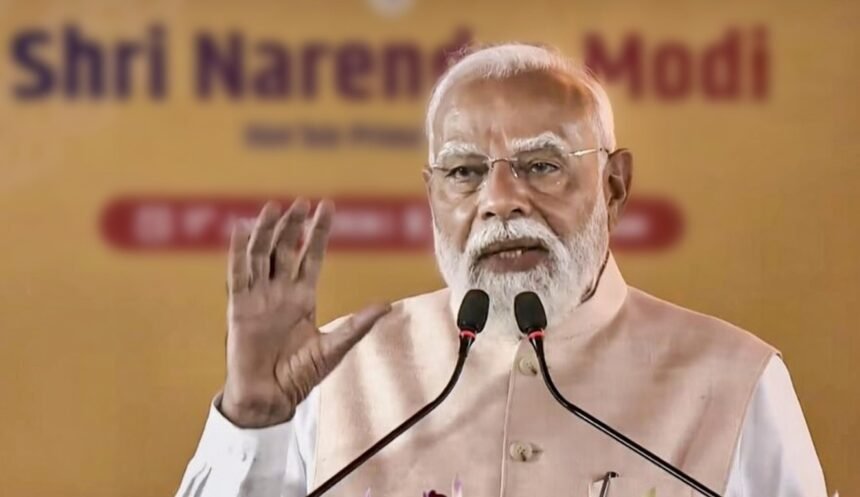 प्रधानमंत्री नरेंद्र मोदी बेटी बचाओ बेटी पढ़ाओ अभियान के 11वें वर्ष अवसर पर भाषण देते हुए