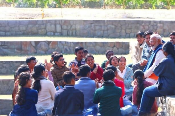 परीक्षा पे चर्चा कार्यक्रम में छात्रों से संवाद करते प्रधानमंत्री मोदी