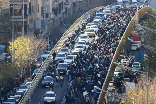 ईरान में इंटरनेट ब्लैकआउट के बीच सरकार विरोधी प्रदर्शन करते लोग, सड़कों पर आगजनी और सुरक्षा बलों से टकराव