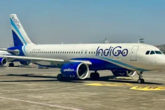 लखनऊ एयरपोर्ट पर आइसोलेशन बे में खड़ी इंडिगो फ्लाइट की जांच करते सुरक्षा बल