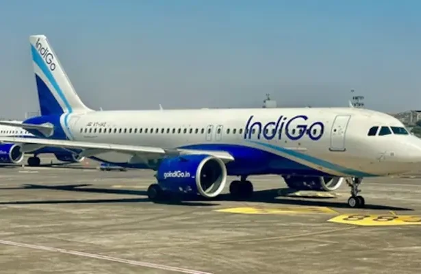 लखनऊ एयरपोर्ट पर आइसोलेशन बे में खड़ी इंडिगो फ्लाइट की जांच करते सुरक्षा बल