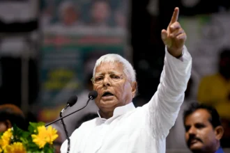 जमीन के बदले नौकरी घोटाले से जुड़े मामले में अदालत पहुंचते लालू प्रसाद यादव